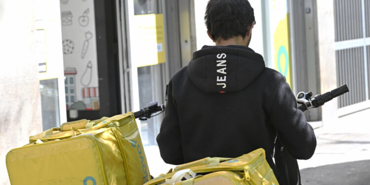 Pm Milano, ‘i rider di Glovo ancora sottopagati, vanno assunti’