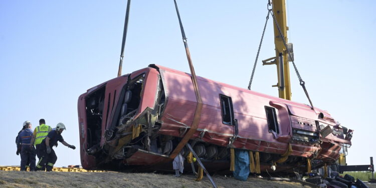 Un autobus si è ribaltato in Ungheria, 12 morti e almeno 10 feriti gravi