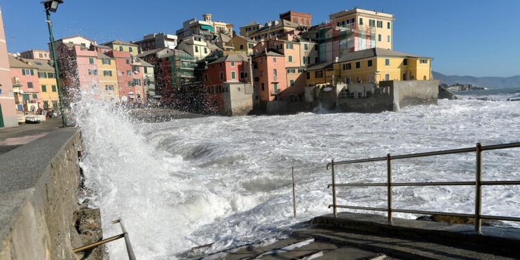 Due in difficoltà per onde e correnti, uno in salvo e l’altro è disperso