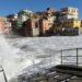 Due in difficoltà per onde e correnti, uno in salvo e l’altro è disperso