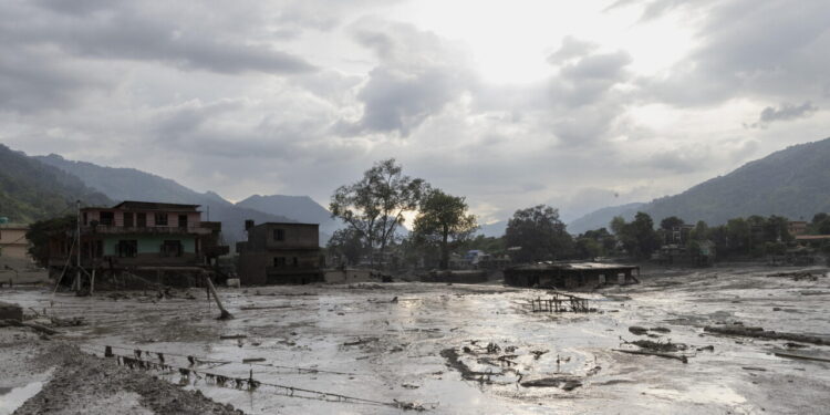 Media, bilancio delle vittime dell’alluvione in Nepal sale a 270