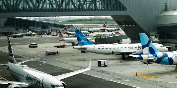 Aereo si scontra con camion a New York: “Due controllori hanno lasciato lavoro in anticipo”