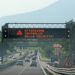 Viaggiano per 100 chilometri con il figlio morto in auto: pensavano che dormisse