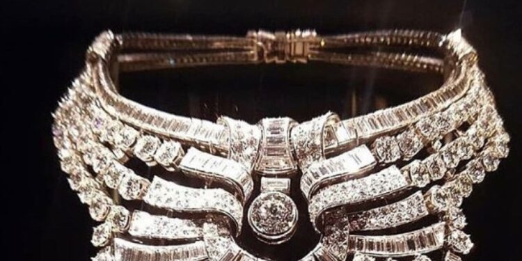 Rubato il collier della regina Nazli. L’ultimo colpo nell’estate nera dei furti d’arte