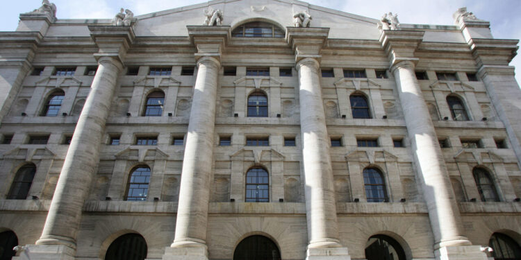 Borsa: Milano migliora (+0,25%), volumi record per A2a, cede Eni
