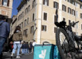 Deliveroo, paga oraria ‘stimata’ sale a 14 euro, limite al tempo passato al lavoro