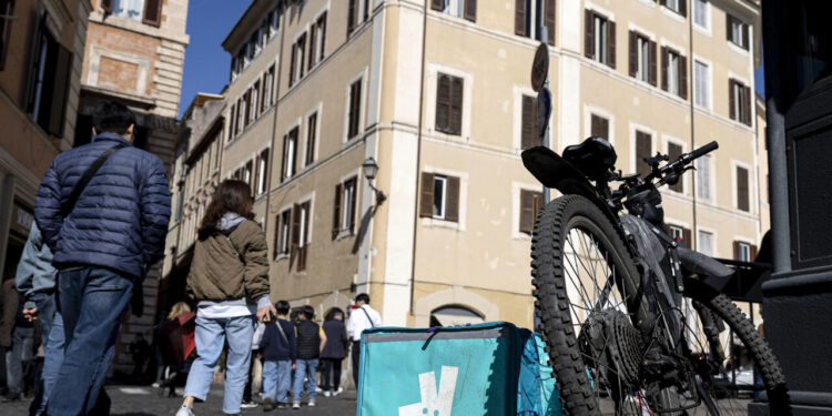 Deliveroo, paga oraria ‘stimata’ sale a 14 euro, limite al tempo passato al lavoro
