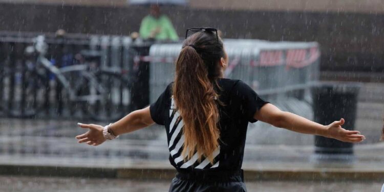 Meteo, cambia tutto: dopo l’afa arrivano i temporali