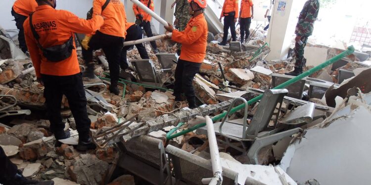 Terremoto in Indonesia, 47 morti e 2mila sfollati. Caccia ai dispersi