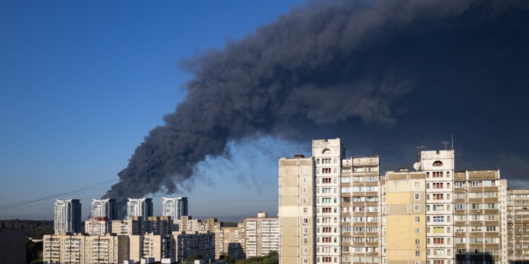 Ucraina, raid russo contro magazzino vicino a Kiev fa strage: almeno 27 morti