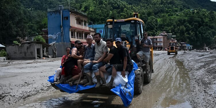 Alluvione in Nepal, anche due italiani nella lista dei dispersi: verifiche della Farnesina