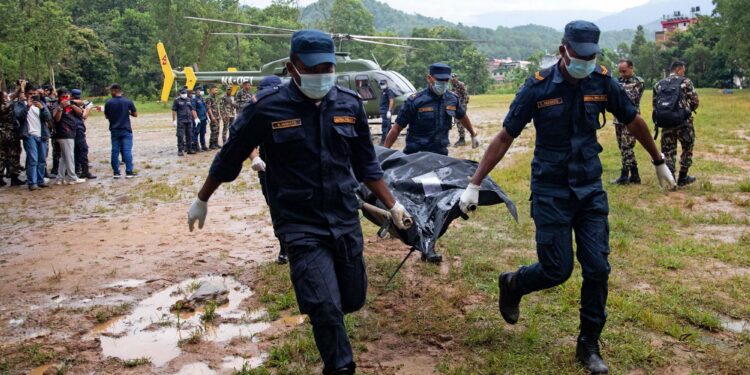 Alluvione in Nepal, oltre 600 morti e 2.462 dispersi: il fango complica i soccorsi