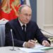 Ucraina, Macron sente Zelensky: “Orrore per raid russi, presto nuovi intercettori a Kiev”