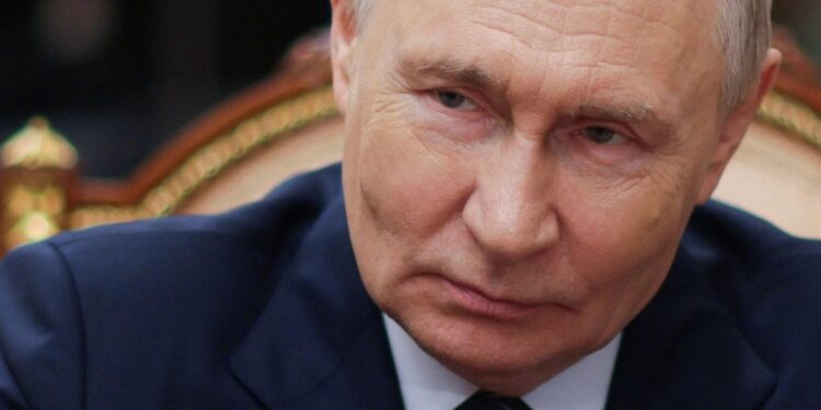 Ucraina, Putin si prepara a possibile escalation. Mosca minaccia Londra: “Pronti a colpire siti militari”