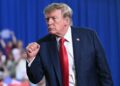 Trump, medici avvertono: “Suo peso rischio significativo per la salute”