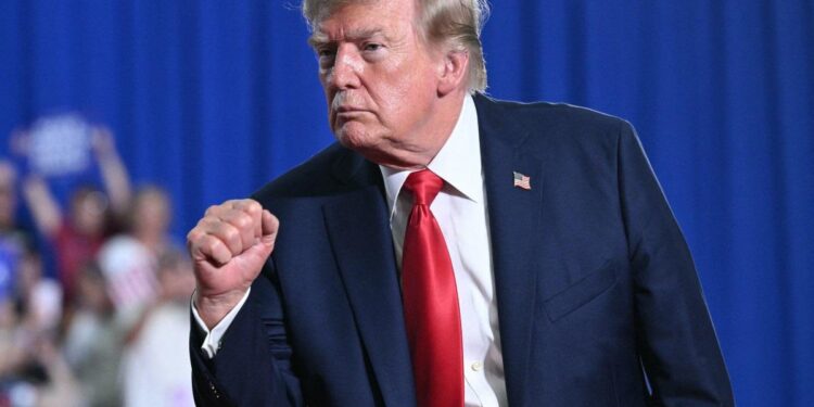 Trump, medici avvertono: “Suo peso rischio significativo per la salute”