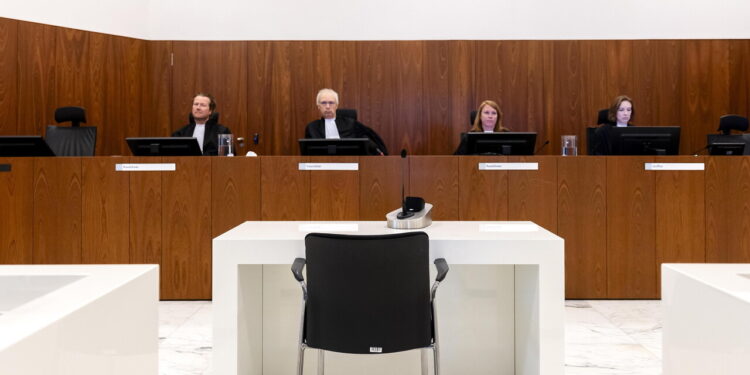 ++ Tenta di uccidere la ex in aula in Tribunale dopo la sentenza di condanna ++