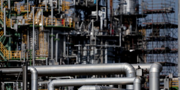 Istat, ad agosto prezzi produzione prodotti petroliferi +67,7%