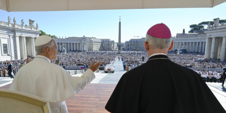 Il Papa, tutelare i migranti minori, vivono sofferenze indicibili