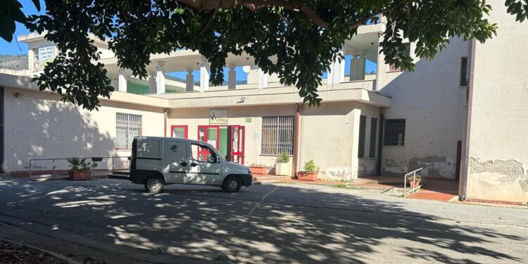 Minore pianifica aggressione a docente, sventata dai compagni