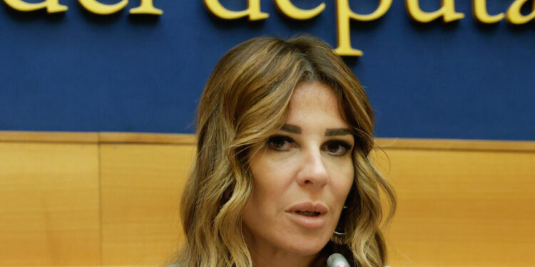 Siracusano: “Con questo gesto si qualifica da solo, non sono io la vittima, ma le donne”