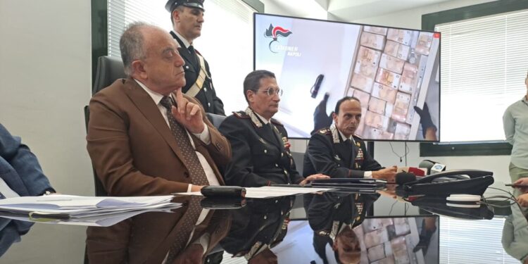 Banconote per oltre 3 milioni di euro nascoste nei muri con orologi lusso