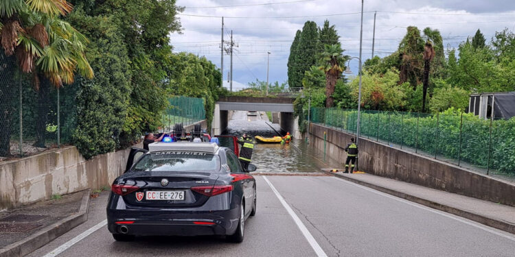 Maltempo: donna muore nel sottopasso allagato in Friuli. A Milano crolla il controsoffitto dell’aula bunker