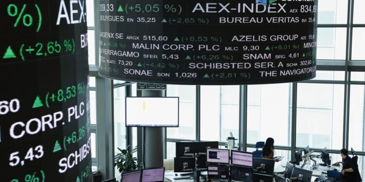 Borsa: l’Europa positiva con il calo del petrolio, si guarda a Hormuz