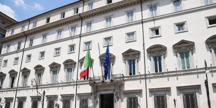Scuola, multe per il burqa e ai genitori che non sanno l’italiano. Meloni: ‘Con il tetto evitiamo le classi-ghetto’