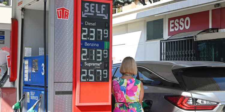 Mimit, prezzi carburanti in calo, benzina self a 2,152 euro