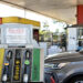 Sale ancora il prezzo dei carburanti, in un mese la benzina costa 5,5 cents in più