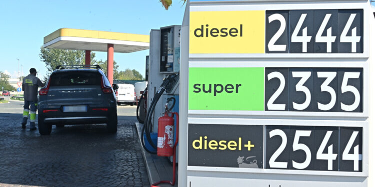 Sconto accise si dimezza, diesel sale a 2,357 euro, in autostrada a 2,439