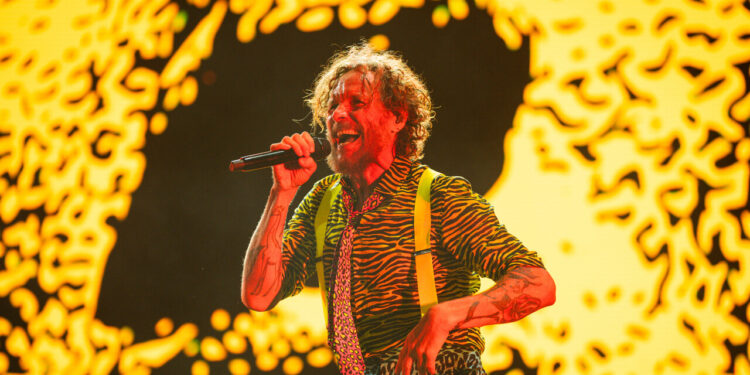 Jovanotti le canta ai politici, ‘a Barletta c’era l’amianto, chissà se era vero’