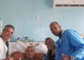 Di Battista posta una foto con i medici di Cuba: ‘Lì un popolo strangolato dagli Usa’