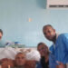 Di Battista posta una foto con i medici di Cuba: ‘Lì un popolo strangolato dagli Usa’