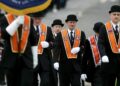 Tensione alla marcia in Irlanda del Nord, folla protesta contro parata Orange