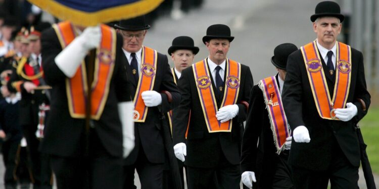 Tensione alla marcia in Irlanda del Nord, folla protesta contro parata Orange