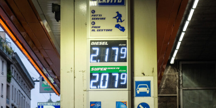 Codacons, ‘escalation senza sosta della benzina, servono misure urgenti’