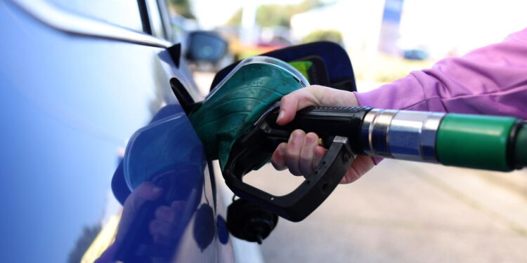 Cgia, il caro carburante mette a rischio camionisti, taxisti e rappresentanti