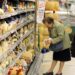 Istat, per donne oltre 4 ore lavoro familiare al giorno, si riduce divario
