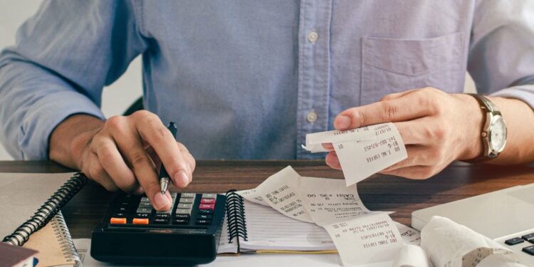 Caro energia, meno 250 euro a famiglia nel 2027: l’allerta su inflazione e Pil