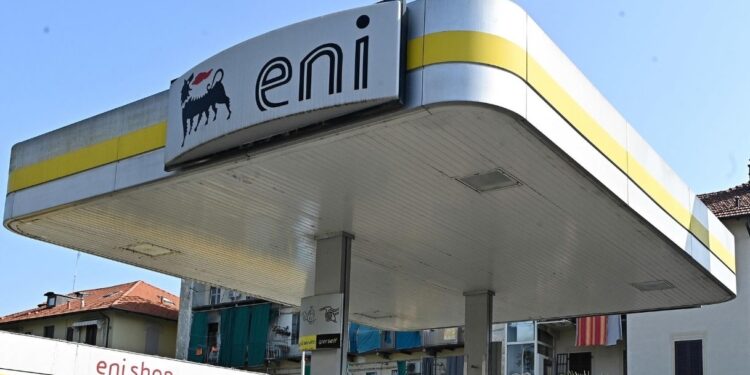 Eni, il tetto ai carburanti conviene: quanto ci guadagna davvero la compagnia