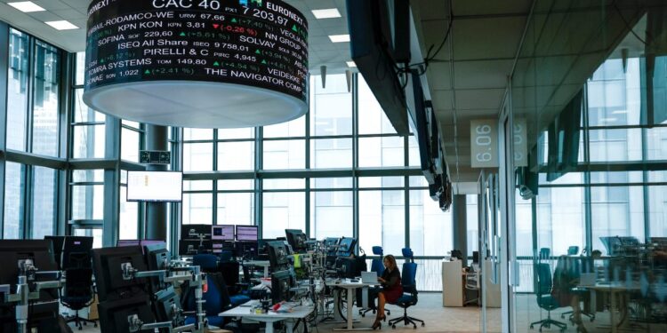 Spread in calo a 92 punti base dopo il picco, rendimenti stabili al 4,50%: oggi le aste