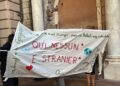 Striscione tolto a scuola, genitori lanciano mobilitazione e presidio