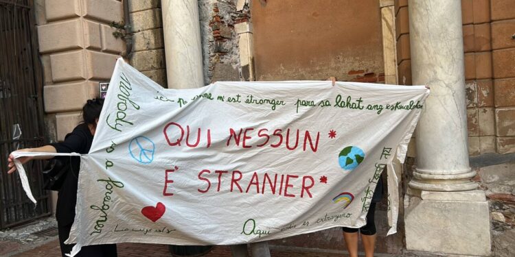 Striscione tolto a scuola, genitori lanciano mobilitazione e presidio