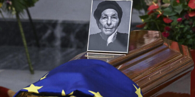 Riaperta la camera ardente per Emma Bonino in Campidoglio, il cdm delibera le esequie di Stato in diretta tv