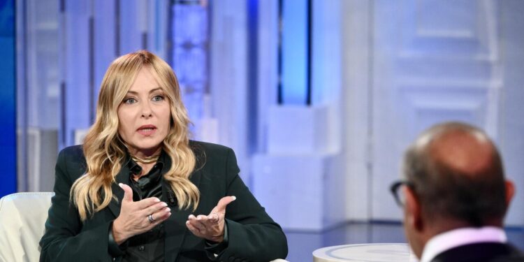 Meloni difende il tetto agli stranieri in classe e tira in ballo Mattarella