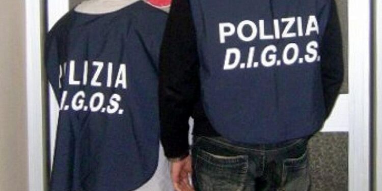 Esaltavano suprematisti e proponevano attentati, 14 minori perquisiti