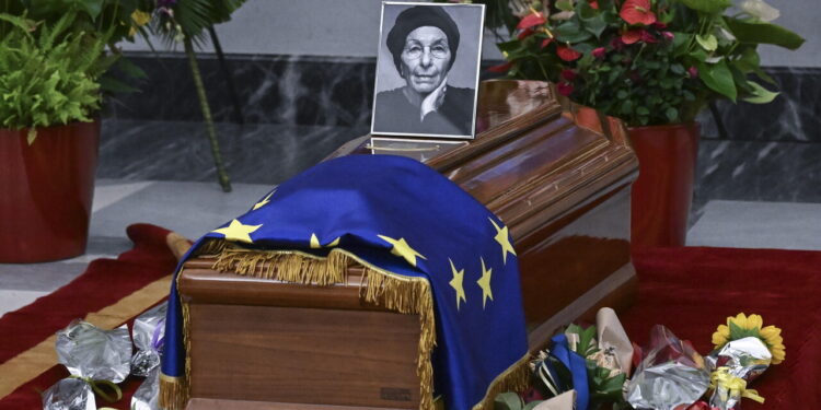 Centinaia di cittadini rendono omaggio ad Emma Bonino in Campidoglio