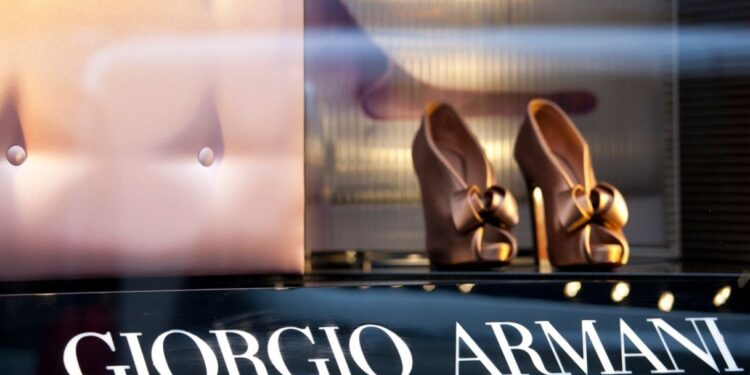 Armani, in vendita una quota fino a 1,5 miliardi: chi può entrare nel gruppo
